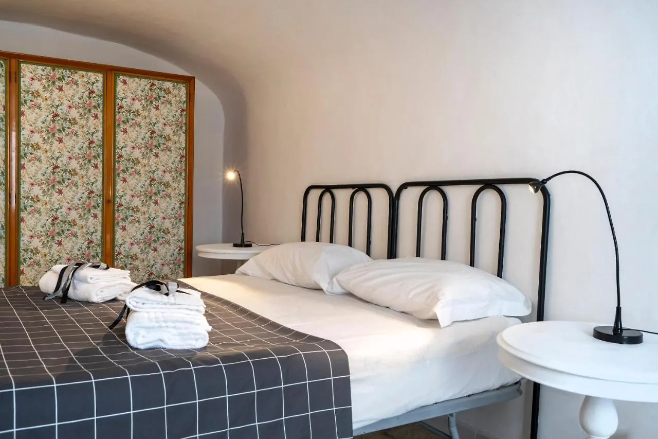 White&Grey Comfy Apartment Bari