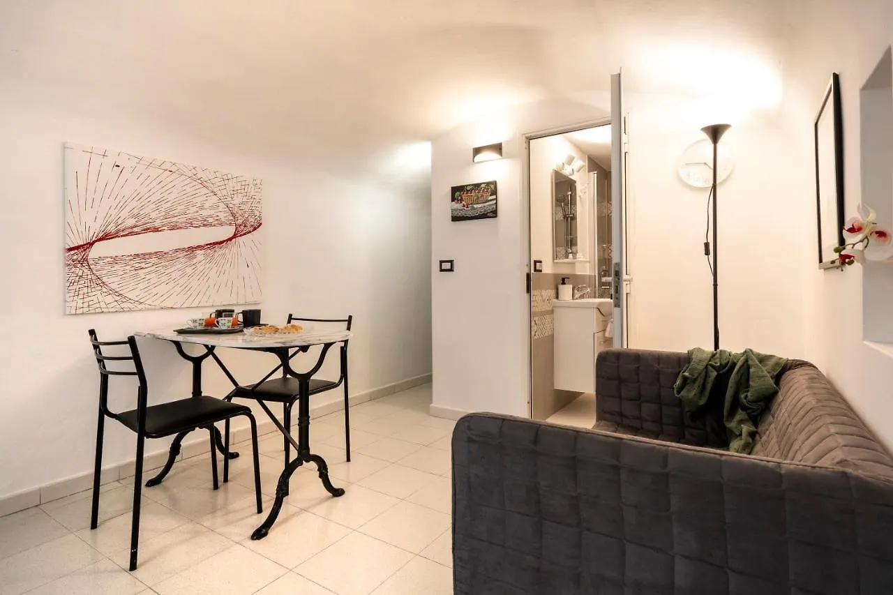 White&Grey Comfy Apartment Bari Olaszország